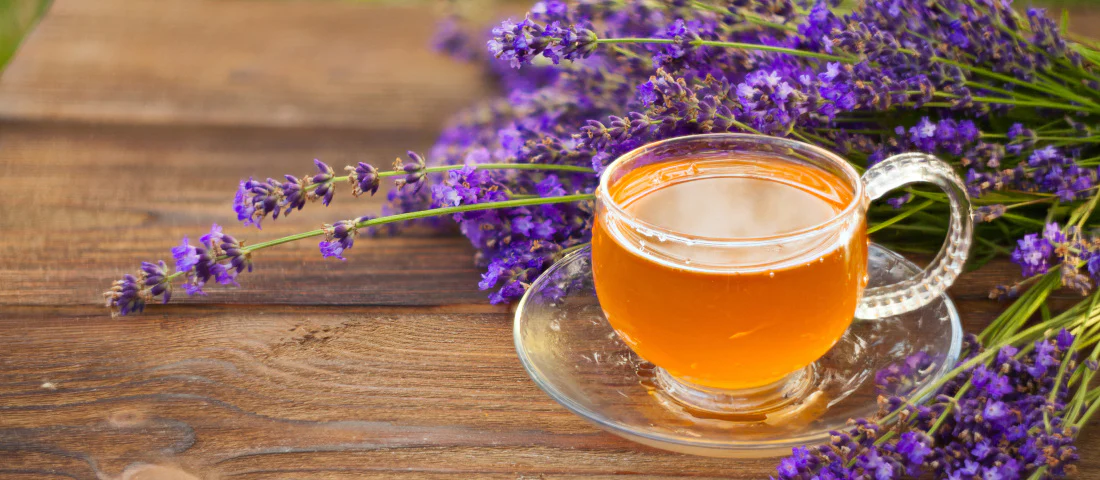Lavendel kamille thee met gedroogde bloemen
